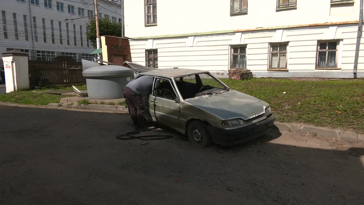 С общественных территорий Костромы эвакуируют брошенные и разукомплектованные машины