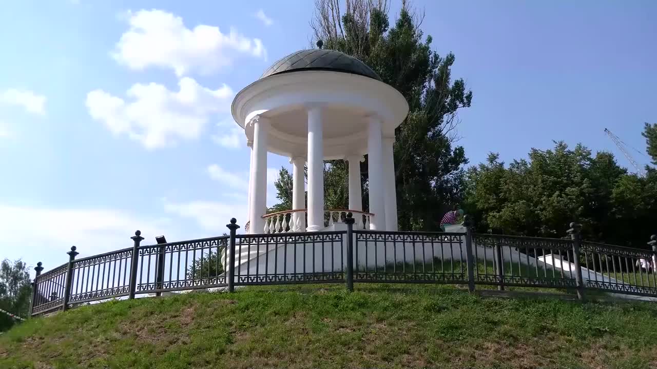 Для привлечения туристов и помощи бизнесу.