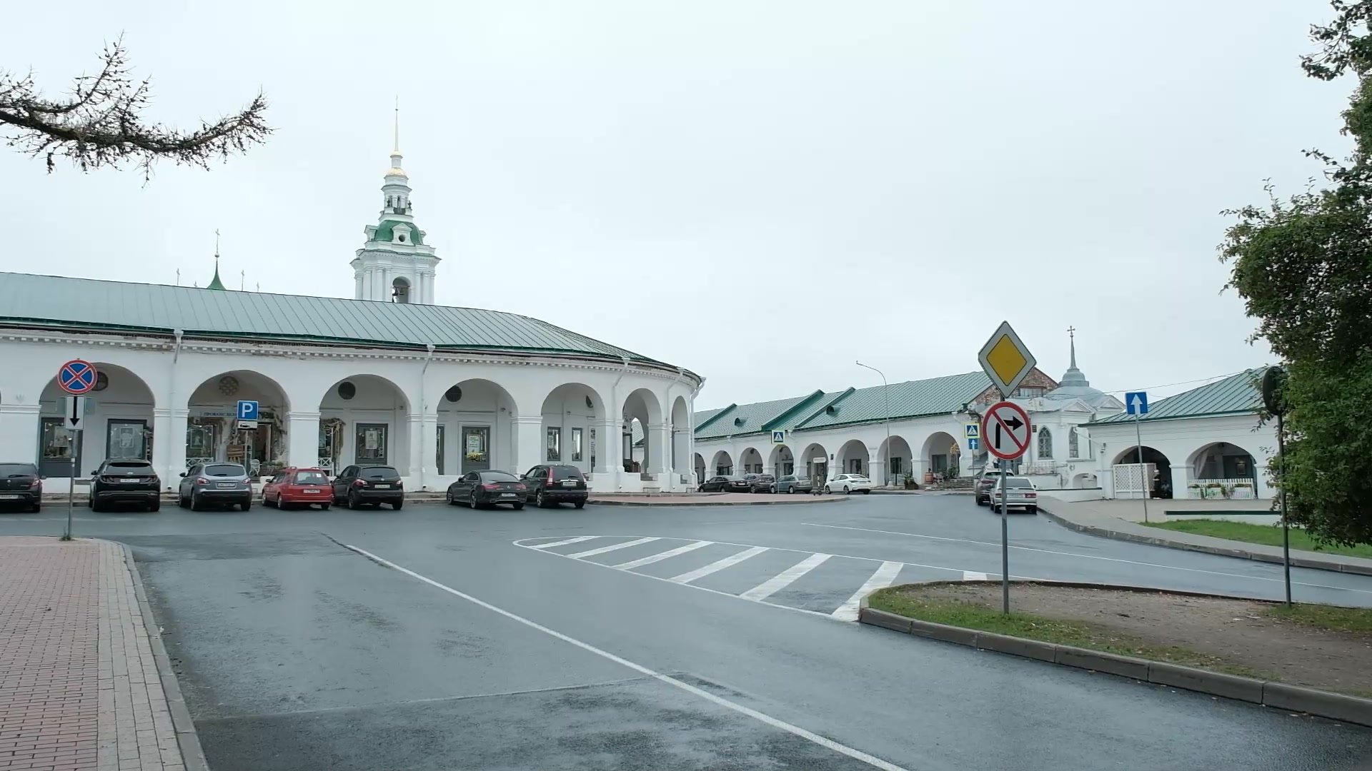 Исключить стоянку автомобилей на перекрестках у торговых рядов в Костроме
