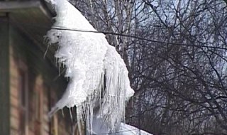 Костромичей предупреждают об опасности схода снега с крыш