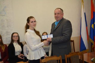 Глава города Мантурово вручил удостоверения членам молодежного правительства
