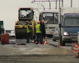 В Костроме на мосту через Волгу начали укладывать верхний слой асфальтобетона