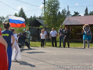 Шарья встретила участников эстафеты #МойФлагМояРоссия в цветах Российского триколора
