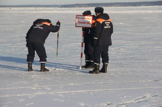 Спасатели призывают костромичей не выходить на лед