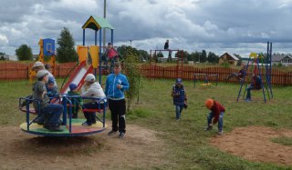 В новом микрорайоне поселка Островское построили детскую площадку