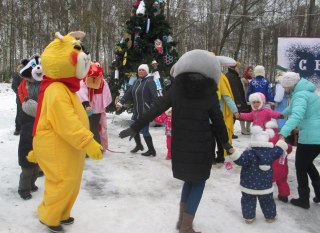 Костромичи опробовали отремонтированные дворы и скверы новогодними гуляньями