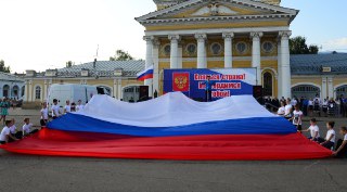 В Костроме над Сусанинской площадью сегодня будут парить сразу несколько флагов России