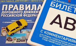 В Нерехте госавтоинспекторы и волонтеры предложили автовладельцам сдать мини-экзамен на знание ПДД