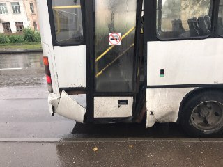 В Костроме автобус въехал колесом в канализационный люк
